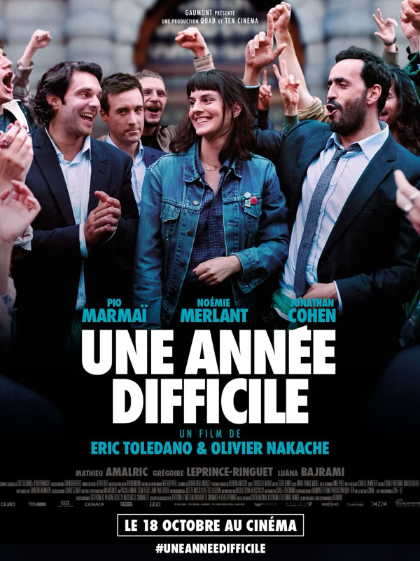 Affiche de film montrant un groupe de personnes souriantes et applaudissant, avec le titre "Une Année Difficile" en lettres blanches au centre.