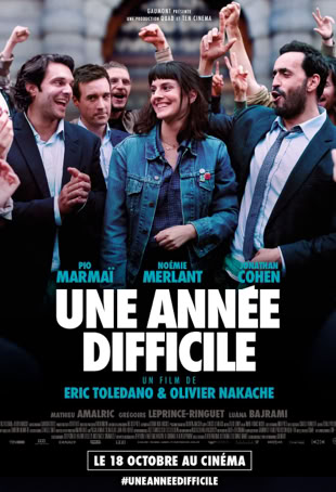 Affiche de film montrant un groupe de personnes souriantes et applaudissant, avec le titre "Une Année Difficile" en lettres blanches au centre.