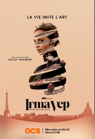 Affiche avec une silhouette composée de bandes de film montrant diverses scènes, texte en haut et en bas, fond beige avec silhouettes de bâtiments en bas.